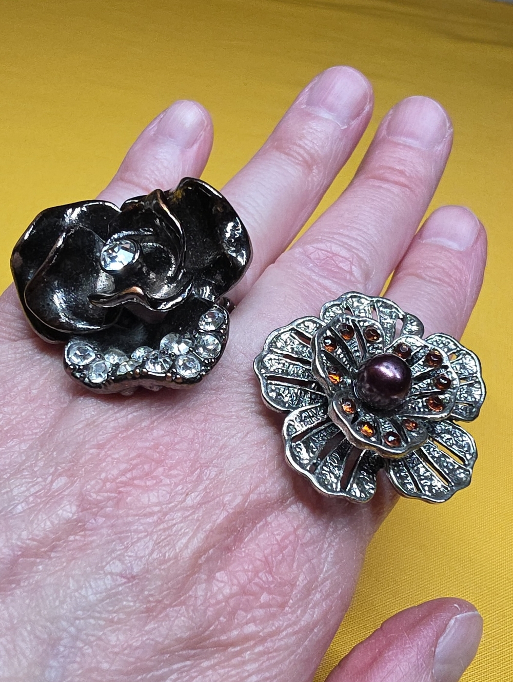 Vintage Floral Stretch Rings in Dark Brass And Silver Tones - Set of 2